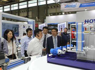 京城機(jī)電黨委書(shū)記、董事長(zhǎng)阮忠奎一行蒞臨華德液壓展位參觀調(diào)研